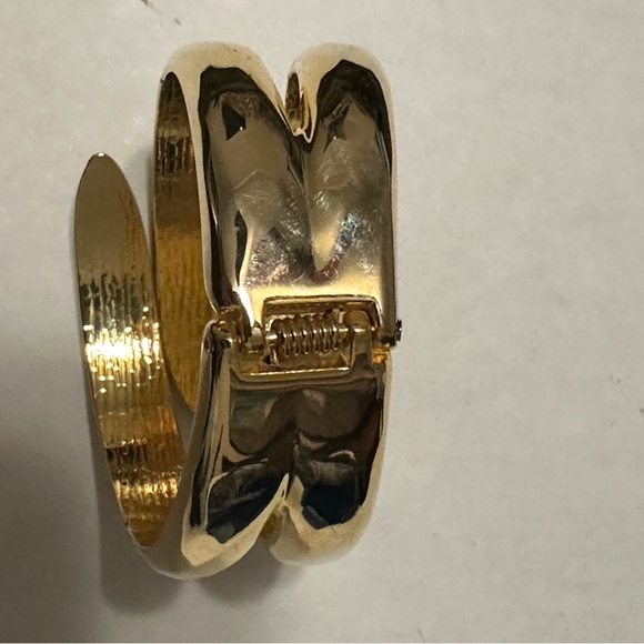 💰💰Bundle 2 For $20 Gold chunky cuff bracelet - Picture 4 of 4